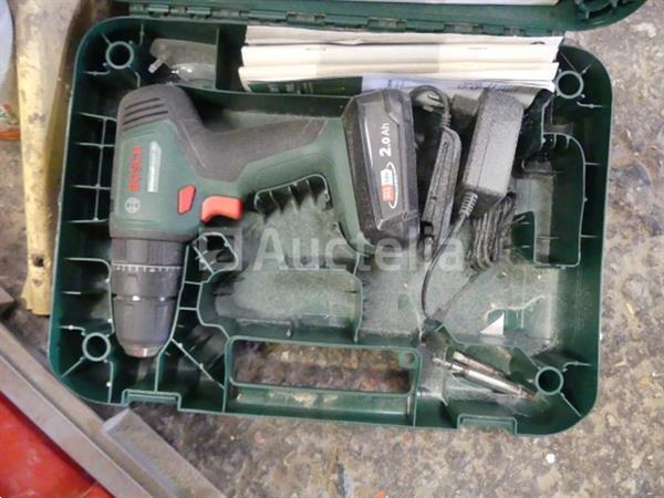 Grote foto schuimpistolen met accuboormachine doos met gatenzaag doe het zelf en verbouw gereedschappen en machines