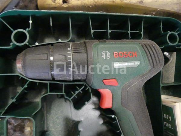 Grote foto schuimpistolen met accuboormachine doos met gatenzaag doe het zelf en verbouw gereedschappen en machines