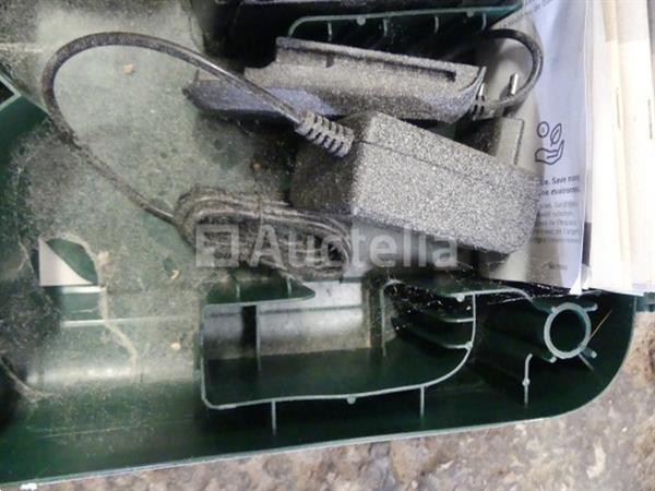 Grote foto schuimpistolen met accuboormachine doos met gatenzaag doe het zelf en verbouw gereedschappen en machines