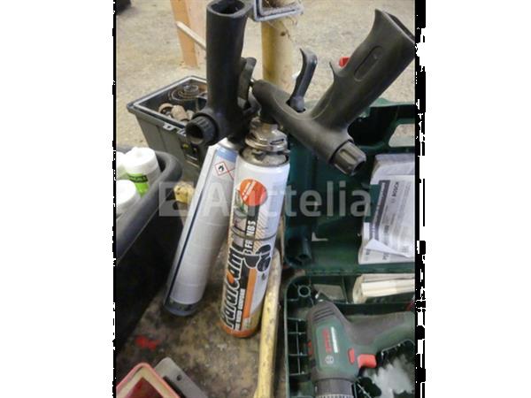 Grote foto schuimpistolen met accuboormachine doos met gatenzaag doe het zelf en verbouw gereedschappen en machines