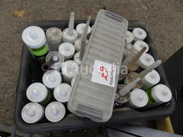 Grote foto schuimpistolen met accuboormachine doos met gatenzaag doe het zelf en verbouw gereedschappen en machines