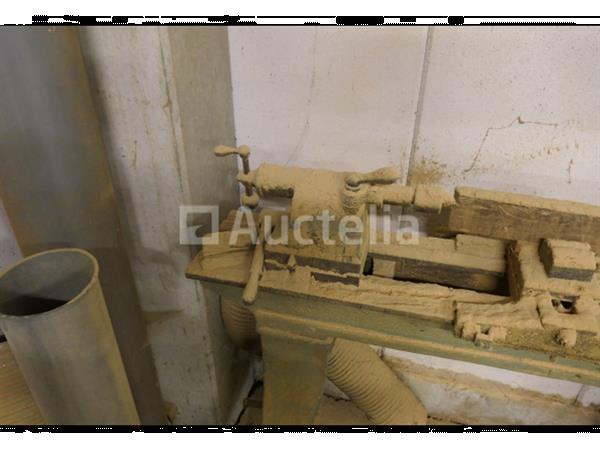 Grote foto houtdraaibank voor onderdelen of te herstellen doe het zelf en verbouw ijzerwaren en bevestigingsmiddelen