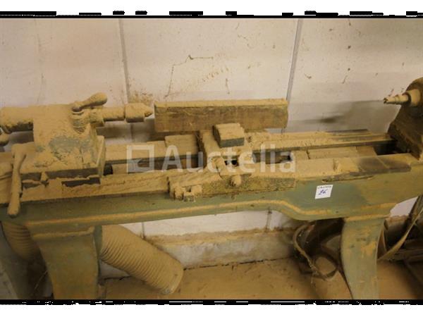 Grote foto houtdraaibank voor onderdelen of te herstellen doe het zelf en verbouw ijzerwaren en bevestigingsmiddelen