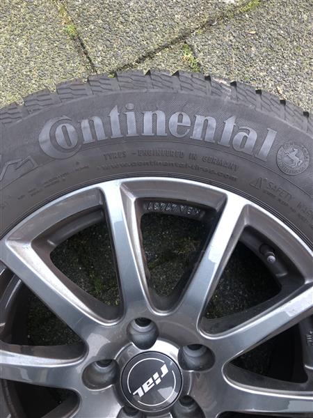 Grote foto winterbanden op velg auto onderdelen banden en velgen