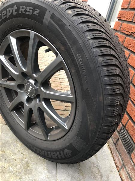 Grote foto winterbanden op velg auto onderdelen banden en velgen