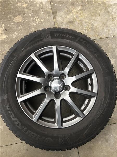 Grote foto winterbanden op velg auto onderdelen banden en velgen