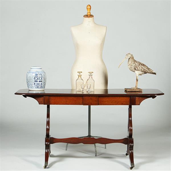 Grote foto massief mahonie sidetable of smalle schrijftafel met 2 laden en op en neerklapbare oren no.351910 antiek en kunst stoelen en banken