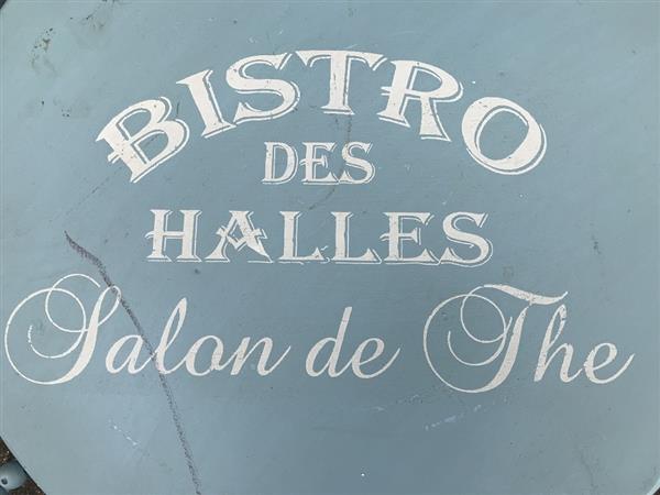 Grote foto een decoratieve tafel franse stijl bistro tuin en terras tuinmeubelen