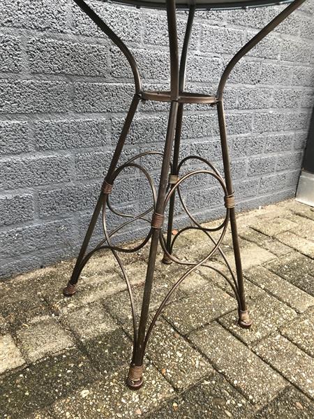 Grote foto een decoratieve tafel franse stijl bistro tuin en terras tuinmeubelen