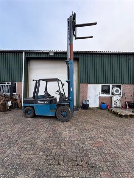 Grote foto nissan 5 tonner diesel agrarisch heftrucks