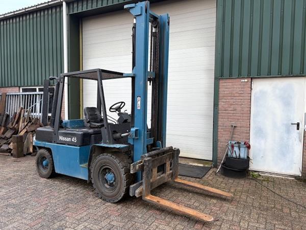 Grote foto nissan 5 tonner diesel agrarisch heftrucks