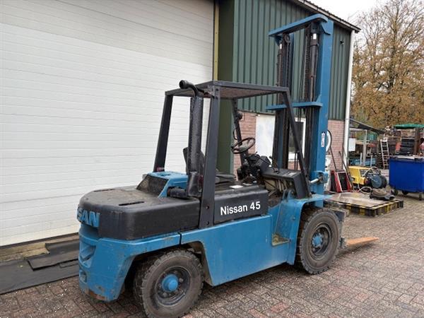 Grote foto nissan 5 tonner diesel agrarisch heftrucks