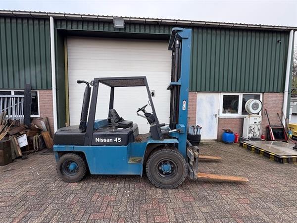 Grote foto nissan 5 tonner diesel agrarisch heftrucks