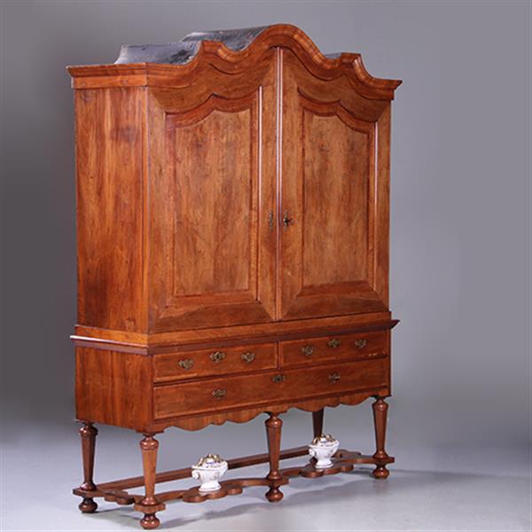 Grote foto majestueus kruisvoet kabinet met gewelfde kroon in noten met mahonie visgraat ca 1720 no.991940 antiek en kunst stoelen en banken