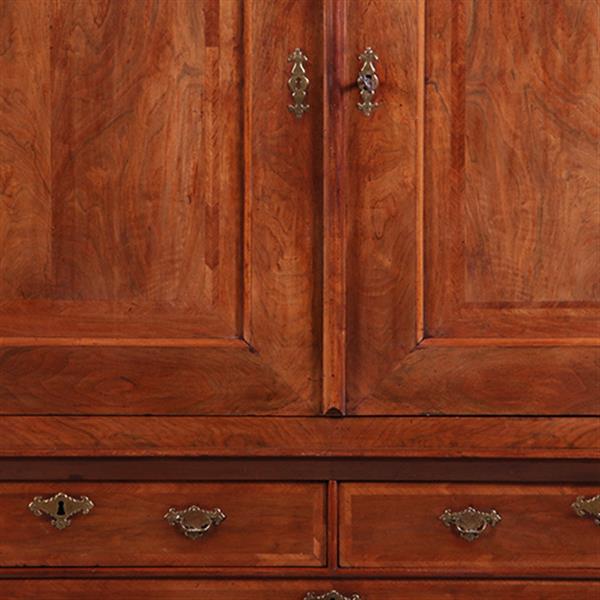 Grote foto majestueus kruisvoet kabinet met gewelfde kroon in noten met mahonie visgraat ca 1720 no.991940 antiek en kunst stoelen en banken