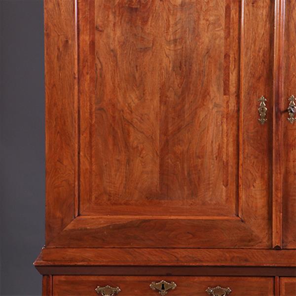 Grote foto majestueus kruisvoet kabinet met gewelfde kroon in noten met mahonie visgraat ca 1720 no.991940 antiek en kunst stoelen en banken