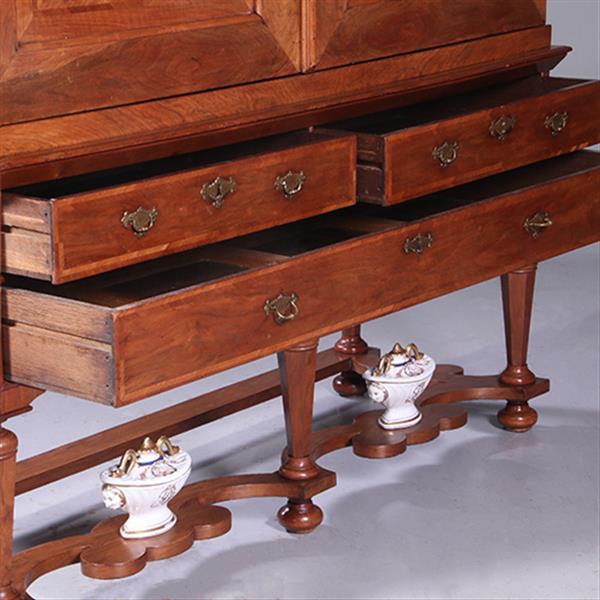 Grote foto majestueus kruisvoet kabinet met gewelfde kroon in noten met mahonie visgraat ca 1720 no.991940 antiek en kunst stoelen en banken