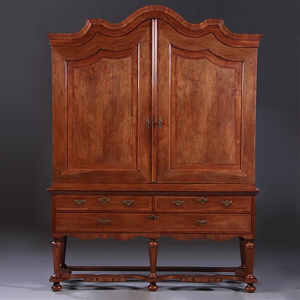 Grote foto majestueus kruisvoet kabinet met gewelfde kroon in noten met mahonie visgraat ca 1720 no.991940 antiek en kunst stoelen en banken