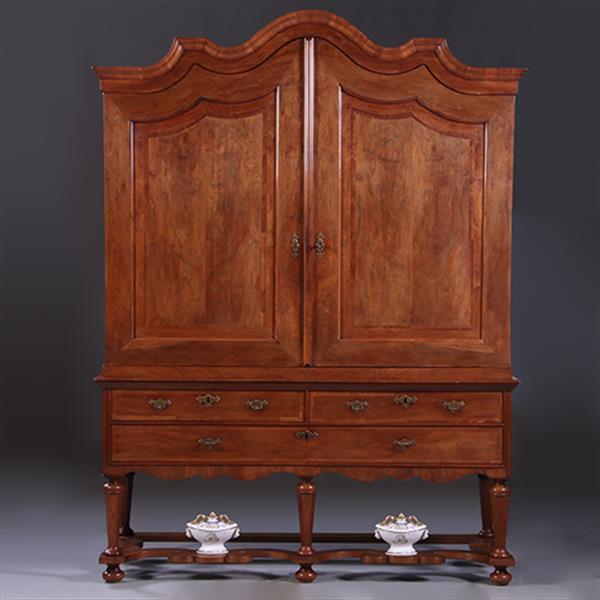 Grote foto majestueus kruisvoet kabinet met gewelfde kroon in noten met mahonie visgraat ca 1720 no.991940 antiek en kunst stoelen en banken