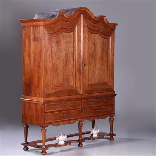 Grote foto majestueus kruisvoet kabinet met gewelfde kroon in noten met mahonie visgraat ca 1720 no.991940 antiek en kunst stoelen en banken