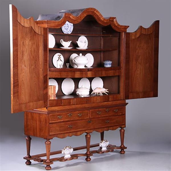 Grote foto majestueus kruisvoet kabinet met gewelfde kroon in noten met mahonie visgraat ca 1720 no.991940 antiek en kunst stoelen en banken