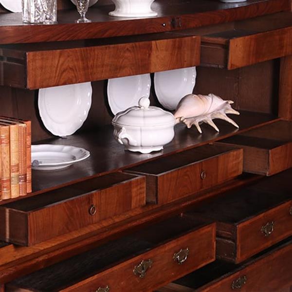 Grote foto majestueus kruisvoet kabinet met gewelfde kroon in noten met mahonie visgraat ca 1720 no.991940 antiek en kunst stoelen en banken