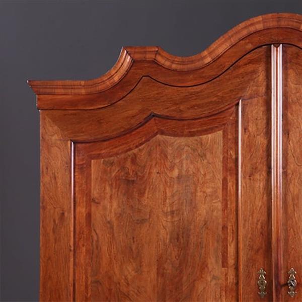 Grote foto majestueus kruisvoet kabinet met gewelfde kroon in noten met mahonie visgraat ca 1720 no.991940 antiek en kunst stoelen en banken