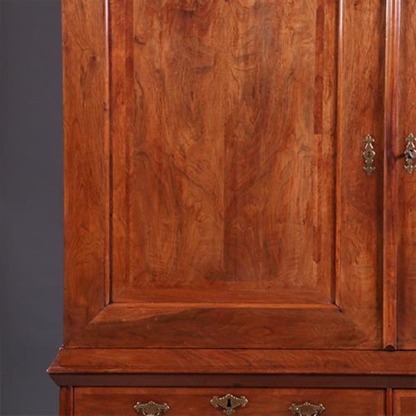 Grote foto majestueus kruisvoet kabinet met gewelfde kroon in noten met mahonie visgraat ca 1720 no.991940 antiek en kunst stoelen en banken