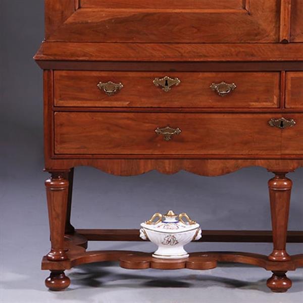 Grote foto majestueus kruisvoet kabinet met gewelfde kroon in noten met mahonie visgraat ca 1720 no.991940 antiek en kunst stoelen en banken