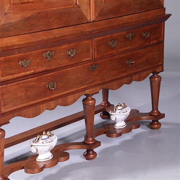 Grote foto majestueus kruisvoet kabinet met gewelfde kroon in noten met mahonie visgraat ca 1720 no.991940 antiek en kunst stoelen en banken