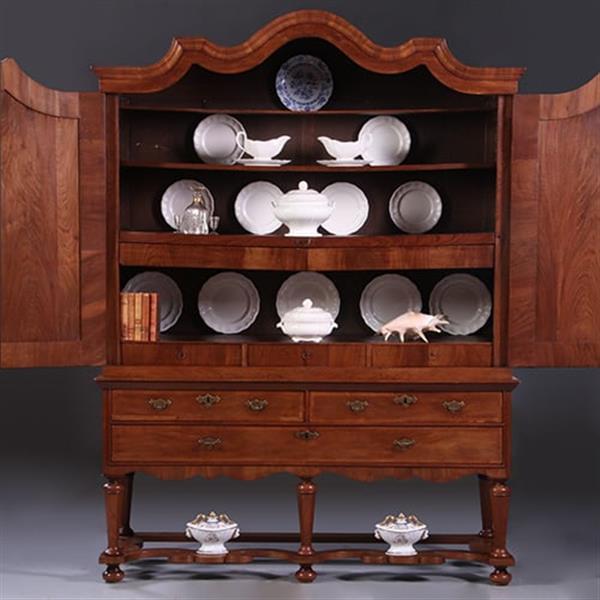 Grote foto majestueus kruisvoet kabinet met gewelfde kroon in noten met mahonie visgraat ca 1720 no.991940 antiek en kunst stoelen en banken