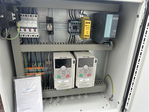 Grote foto att bloemenverwerkingslijn met ontbladeren en afsnijden agrarisch tuinbouw