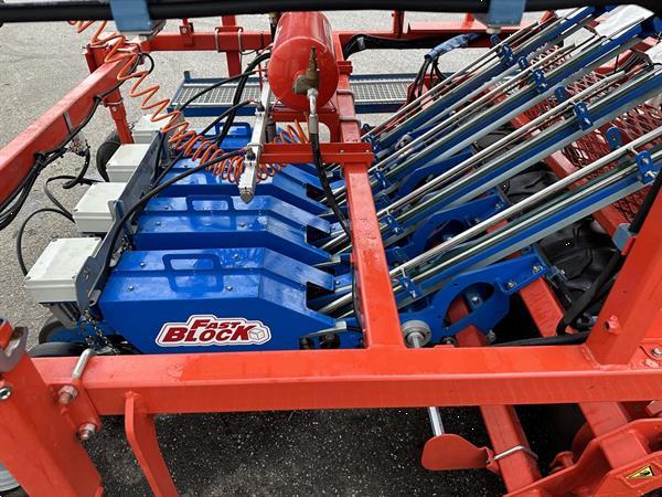 Grote foto ferrari fastblock 4 rijige transplanter voor potgrond vierkante blokken als nieuw agrarisch zaaimachines