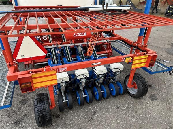 Grote foto ferrari fastblock 4 rijige transplanter voor potgrond vierkante blokken als nieuw agrarisch zaaimachines