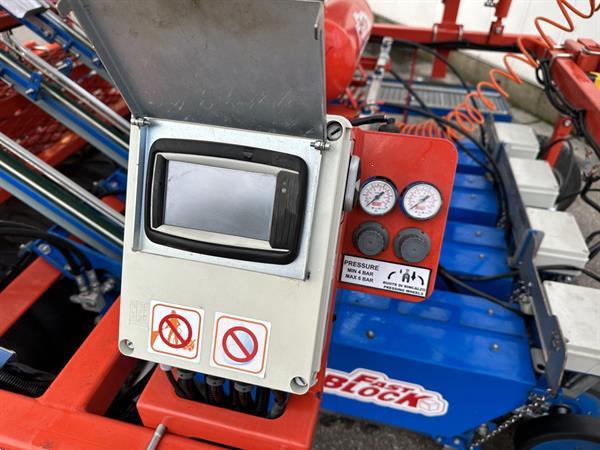 Grote foto ferrari fastblock 4 rijige transplanter voor potgrond vierkante blokken als nieuw agrarisch zaaimachines