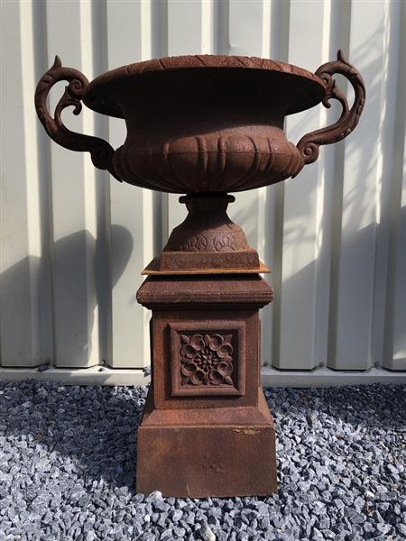 Grote foto gietijzeren vaas op gietijzeren zuil zwaar en robuust. tuin en terras overige tuin en terras