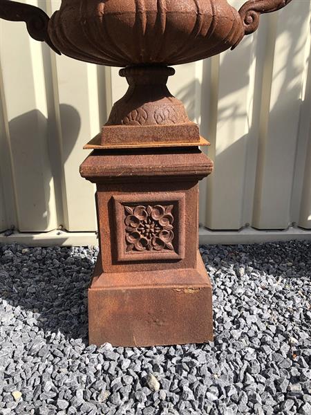 Grote foto gietijzeren vaas op gietijzeren zuil zwaar en robuust. tuin en terras overige tuin en terras