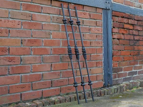 Grote foto trapstaaf trapspijl gietijzer zwart gelakt tuin en terras hekken en schuttingen