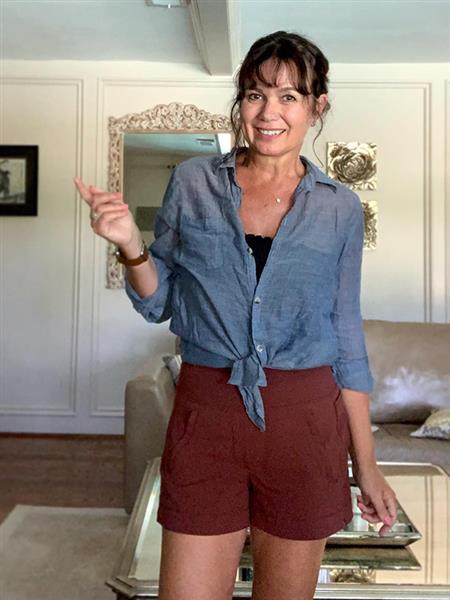 Grote foto blij leuk en positief contacten en berichten vrouw zoekt man