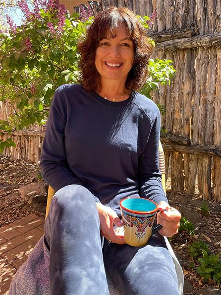 Grote foto blij leuk en positief contacten en berichten vrouw zoekt man