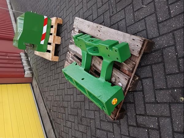 Grote foto frontgewichtblok 600 kg met drager john deere r8 serie agrarisch tractoren
