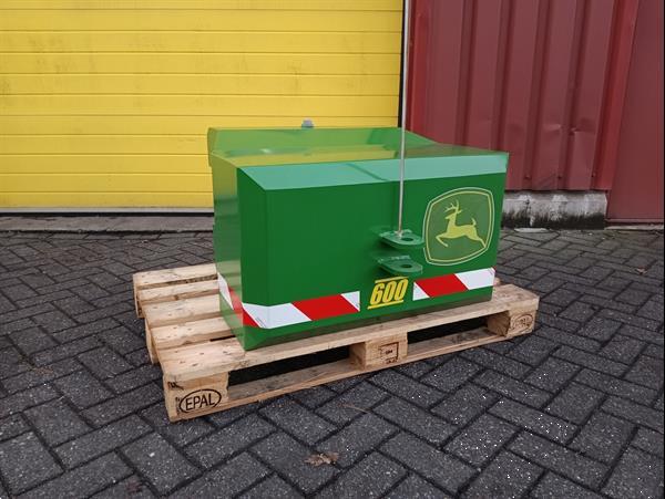 Grote foto frontgewichtblok 600 kg met drager john deere r8 serie agrarisch tractoren