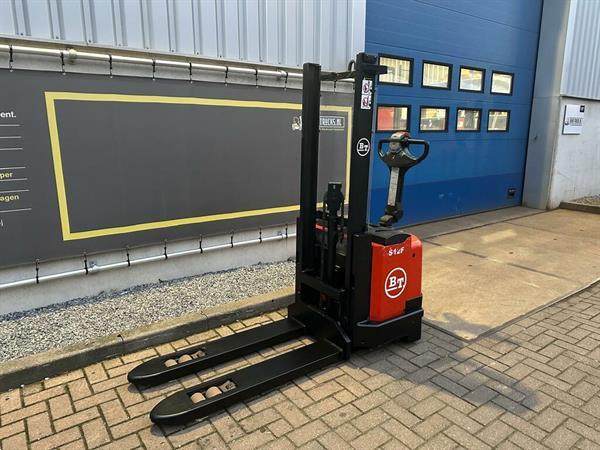 Grote foto vs 22552 elektrische stapelaar bt s12f initi le lift doe het zelf en verbouw hefwerktuigen