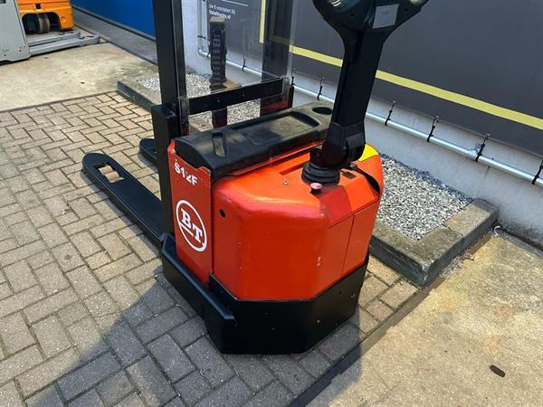 Grote foto vs 22552 elektrische stapelaar bt s12f initi le lift doe het zelf en verbouw hefwerktuigen