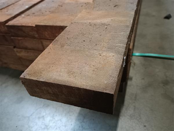 Grote foto 50x150mm hardhout ruw 500cm doe het zelf en verbouw hout en planken