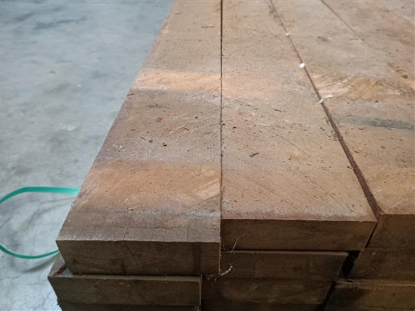Grote foto 50x150mm hardhout ruw 500cm doe het zelf en verbouw hout en planken