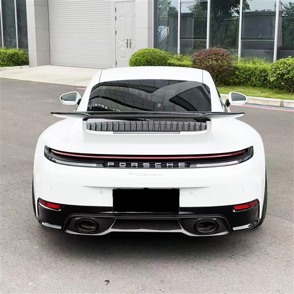 Grote foto dit betreft een porsche 992.2 carrera carbon diffuser auto onderdelen tuning en styling