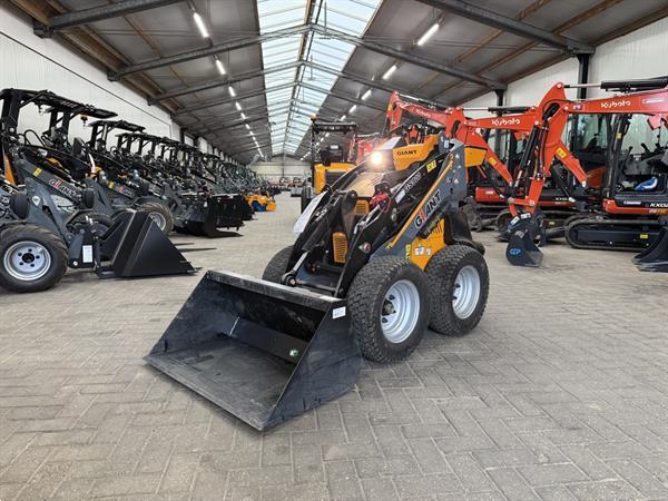 Grote foto giant gs900 skid schranklader demo 2024 10 uur agrarisch shovels