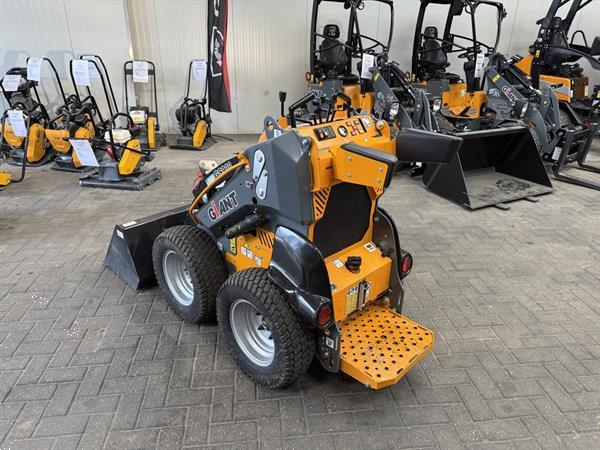 Grote foto giant gs900 skid schranklader demo 2024 10 uur agrarisch shovels