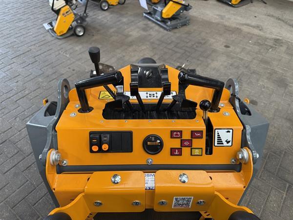 Grote foto giant gs900 skid schranklader demo 2024 10 uur agrarisch shovels